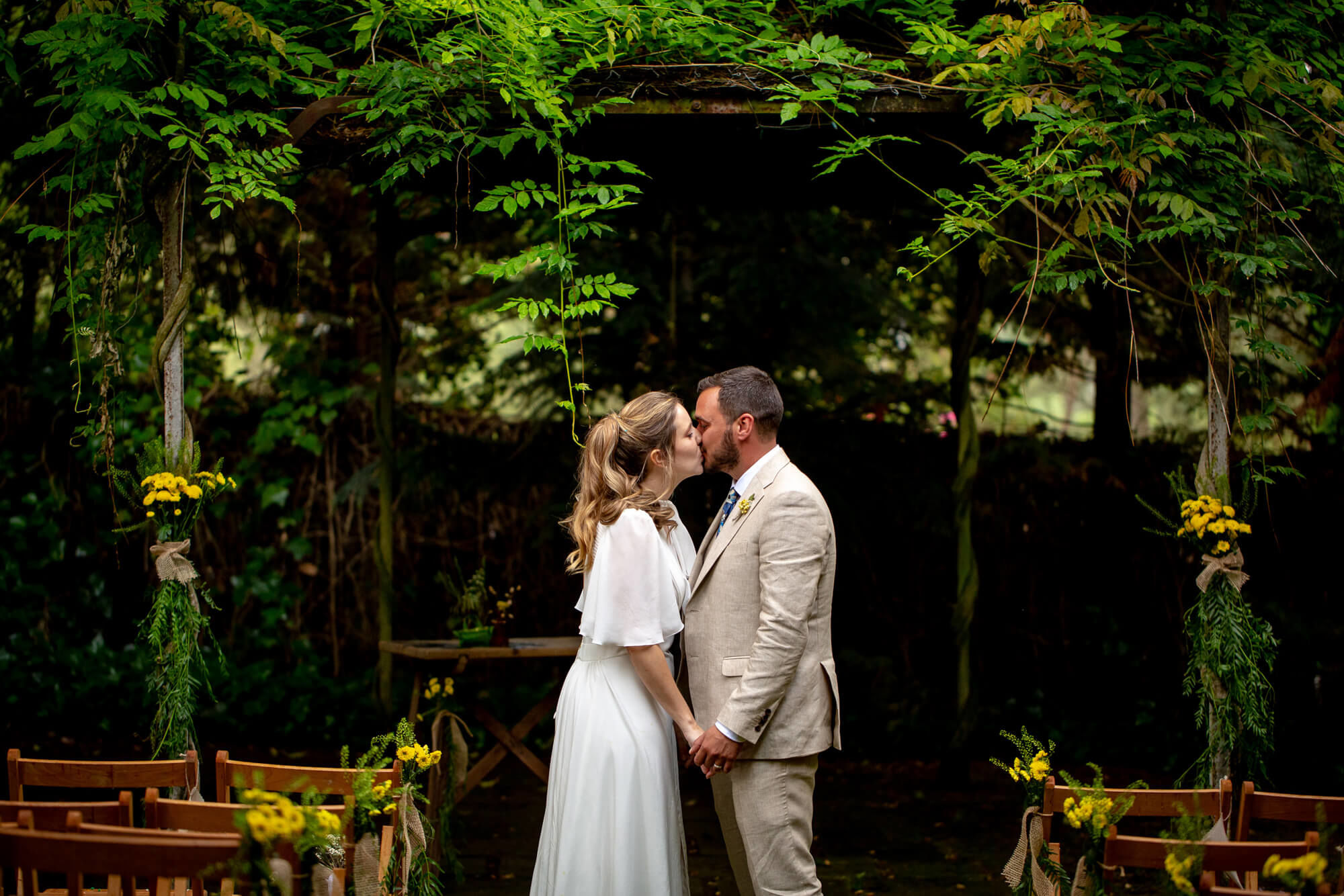 Fotògrafs boda a Mas dels Vivencs pim42 Fotografies de parella al casament sota els arbres.