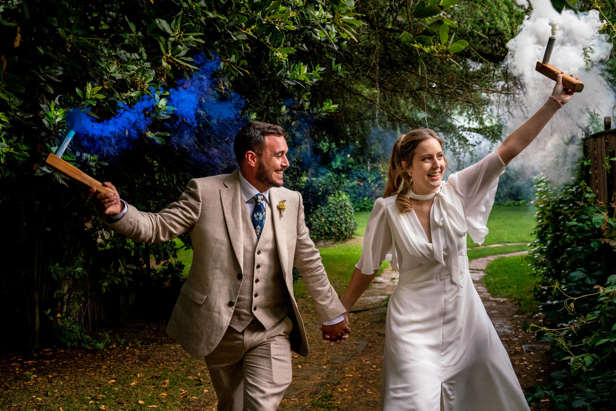 Fotògrafs boda a Mas dels Vivencs pim43 Els nuvis amb bengales de fum per al casament.