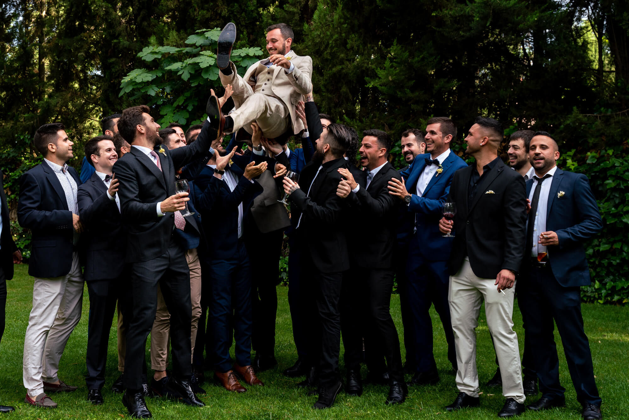 Fotògrafs boda a Mas dels Vivencs pim45 Els amics del nuvi a la boda al Mas dels Vivencs.
