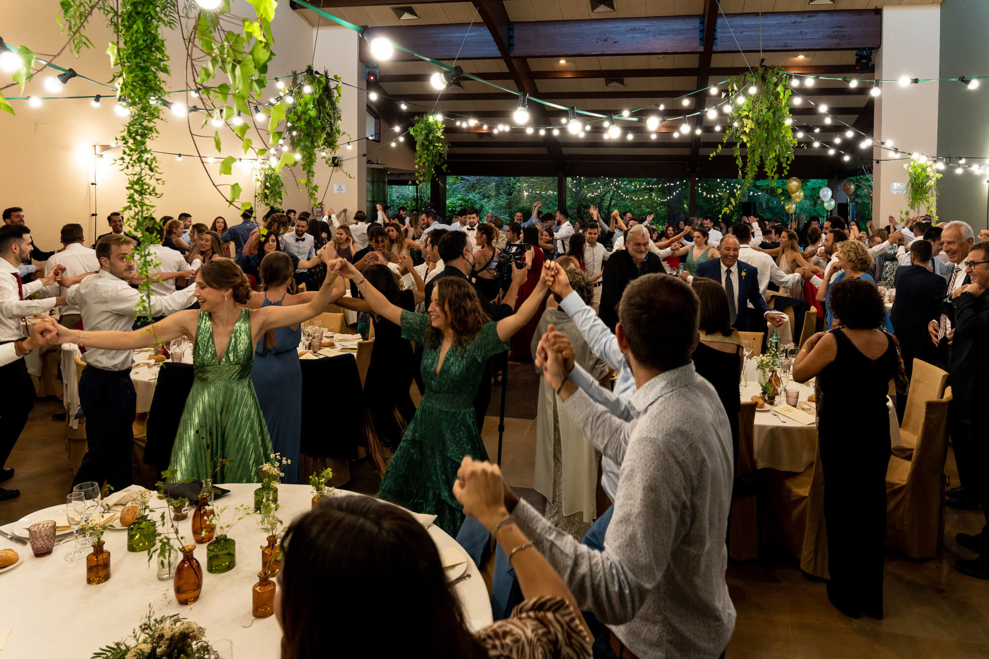 Fotògrafs boda a Mas dels Vivencs pim48 El sopar a la sala principal al Mas dels Vivencs.