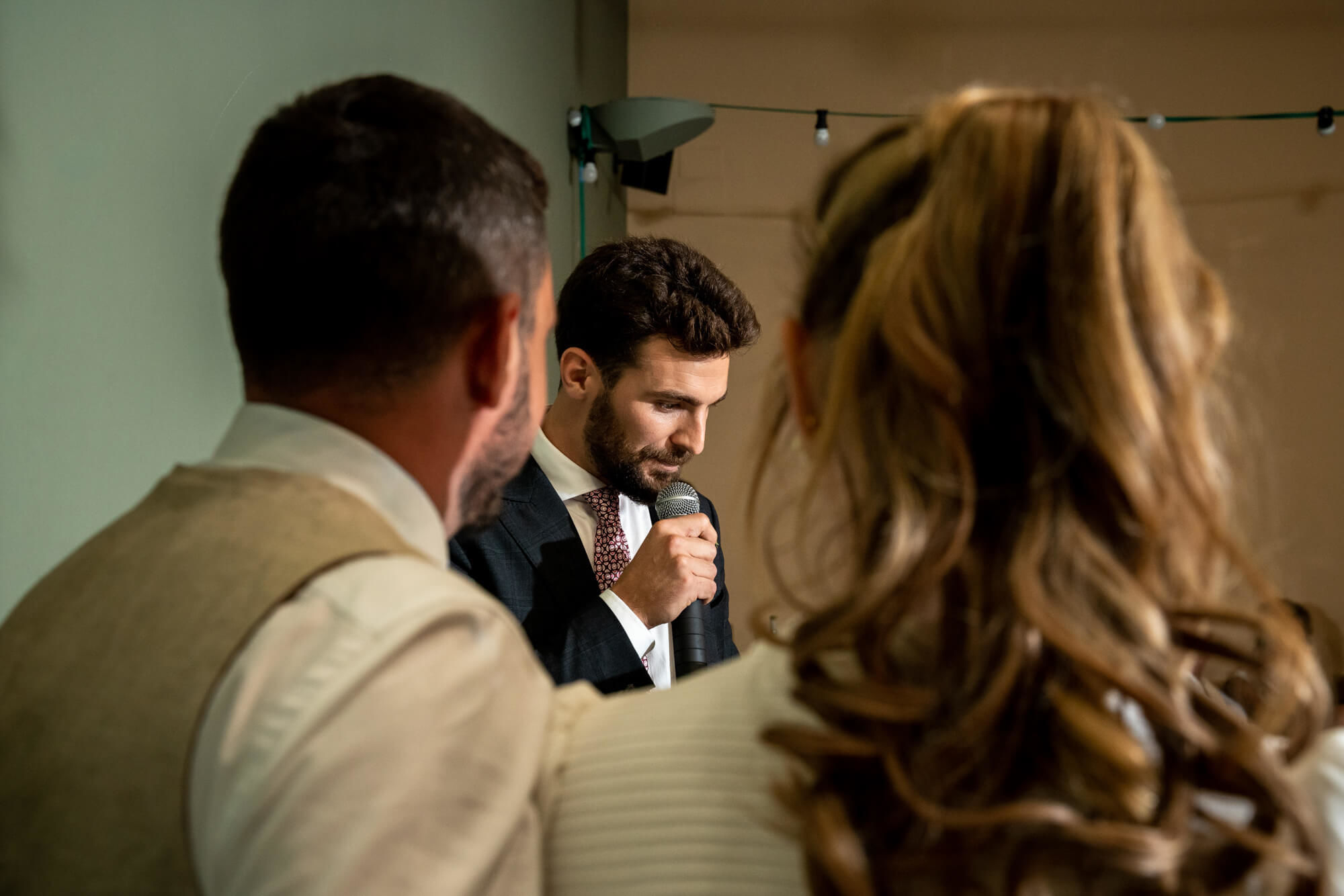 Fotògrafs boda a Mas dels Vivencs pim52 Parlaments durant el sopar al casament al Mas dels Vivencs.