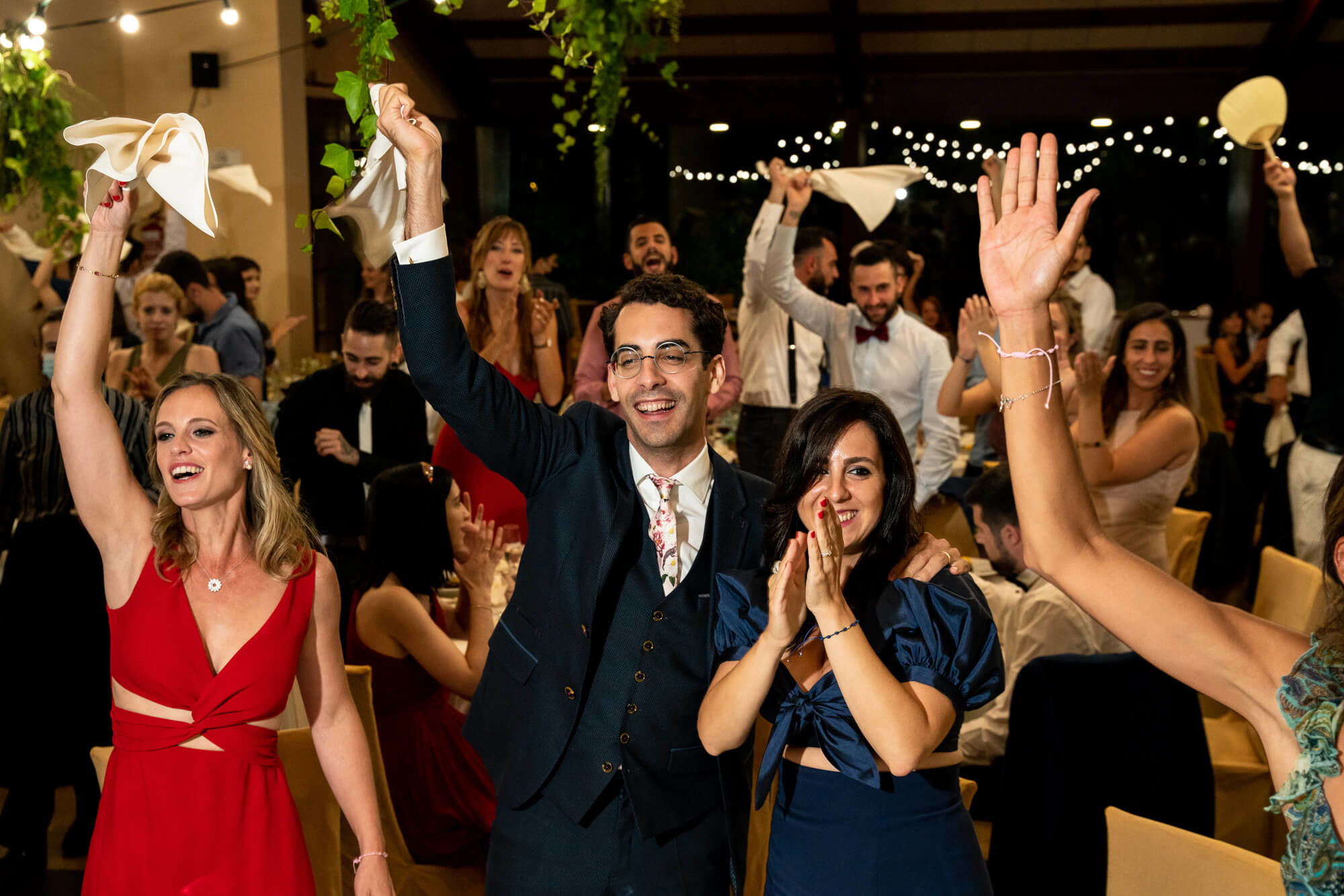 Fotògrafs boda a Mas dels Vivencs pim54 Els amics al casament.