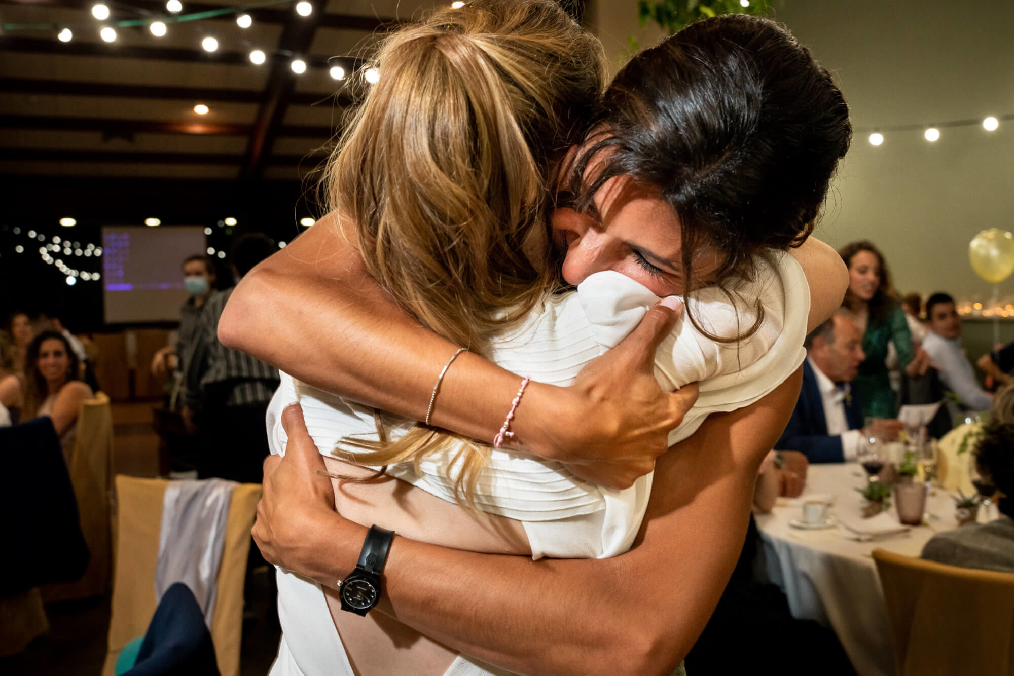 Fotògrafs boda a Mas dels Vivencs pim56 La millor amiga de la núvia al casament a Igualada.