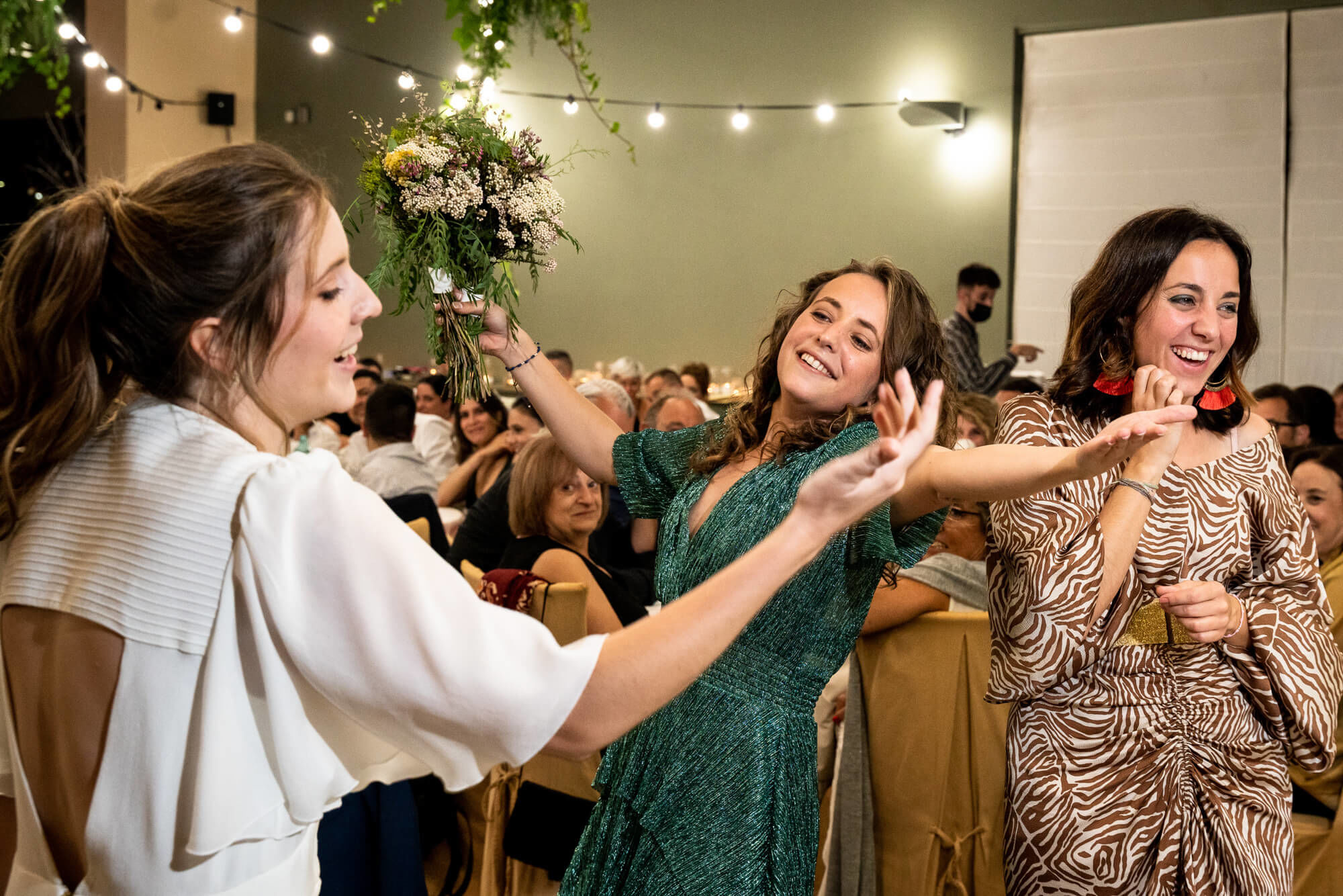 Fotògrafs boda a Mas dels Vivencs pim57 Les germanes de la núvia rebent el ram.