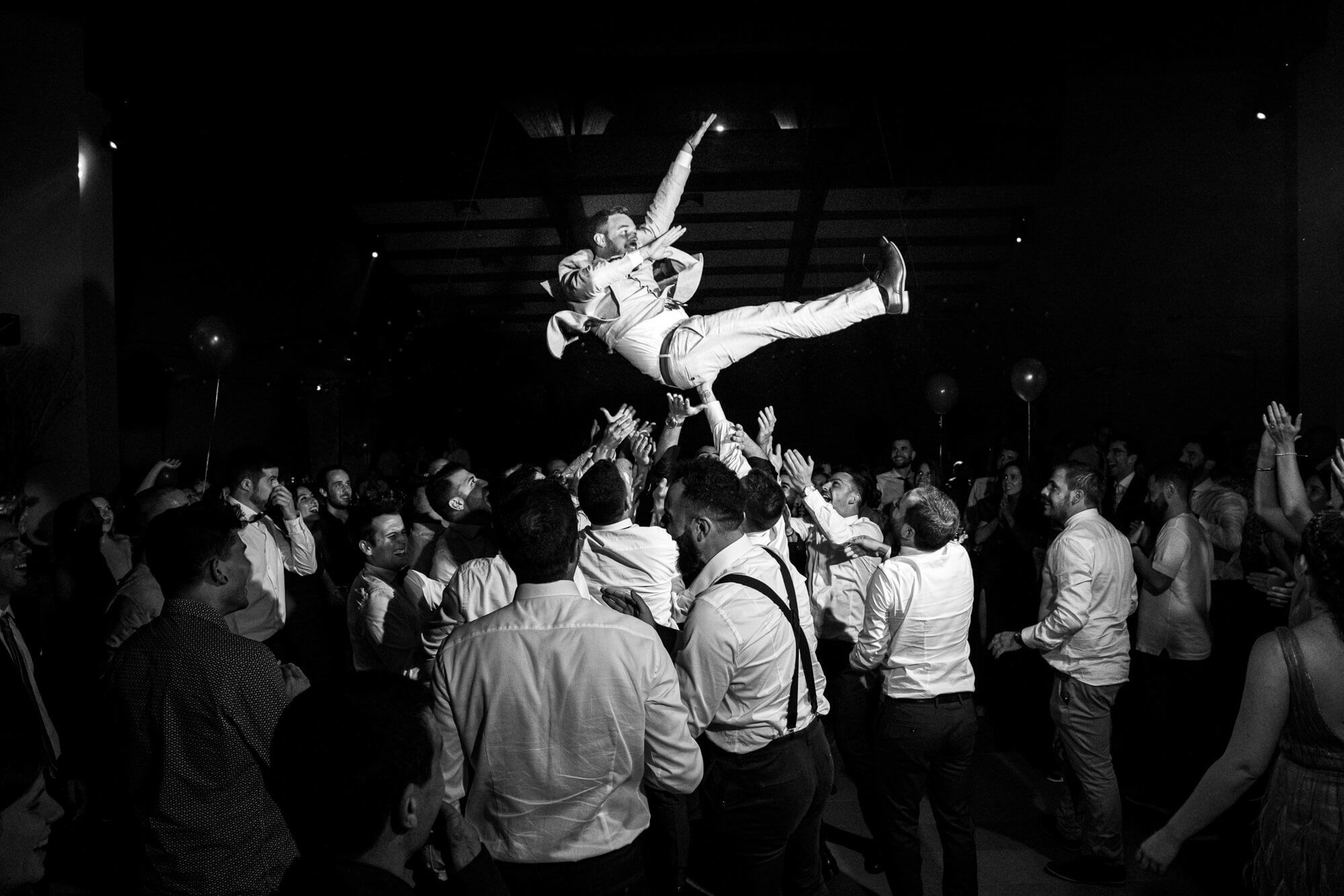 Fotògrafs boda a Mas dels Vivencs pim62 El nuvi vola pels aires a la boda al Mas dels Vivencs.