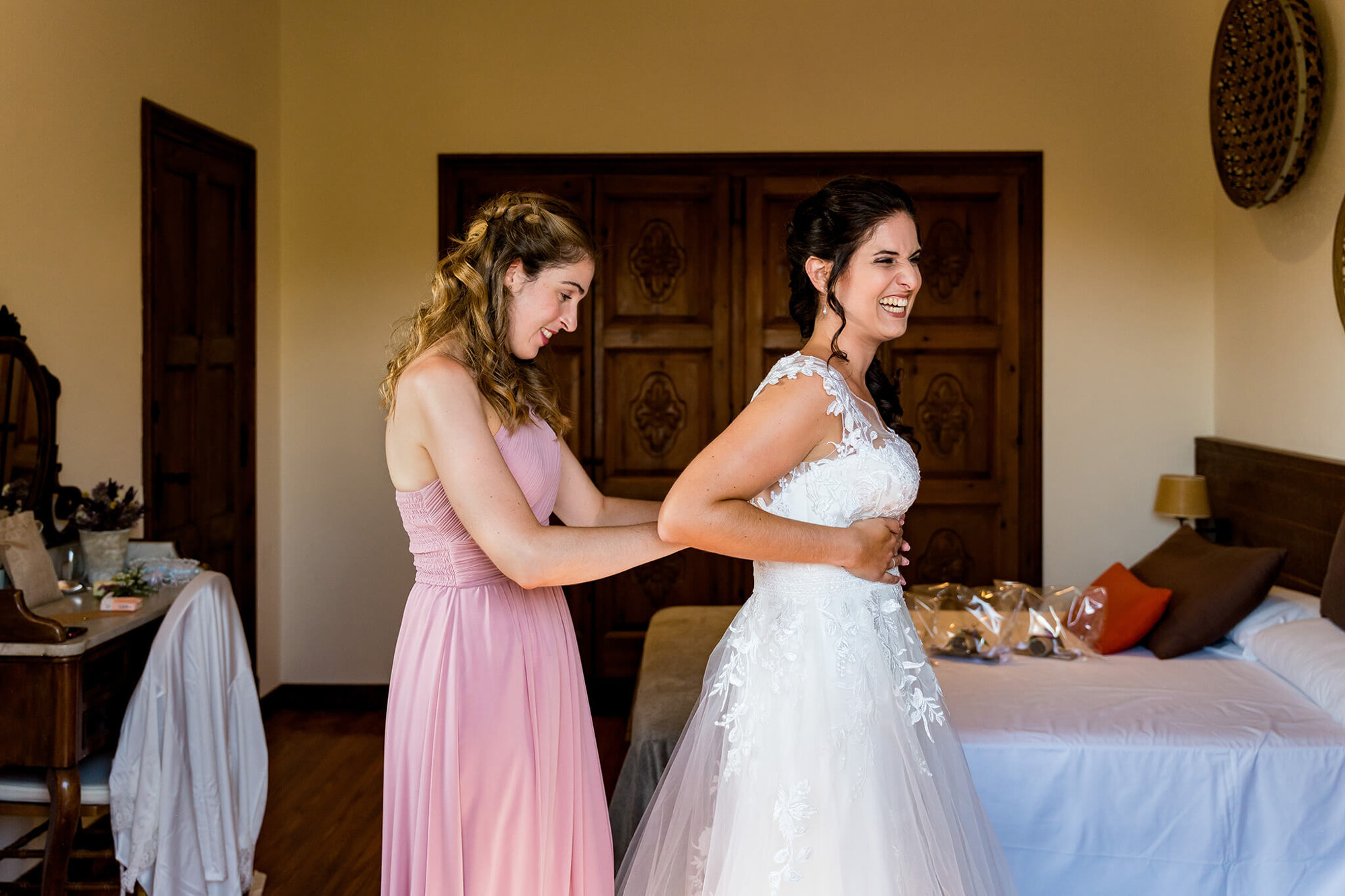 Poniendo el vestido de la novia en Can Macià en Igualada el día de la boda.