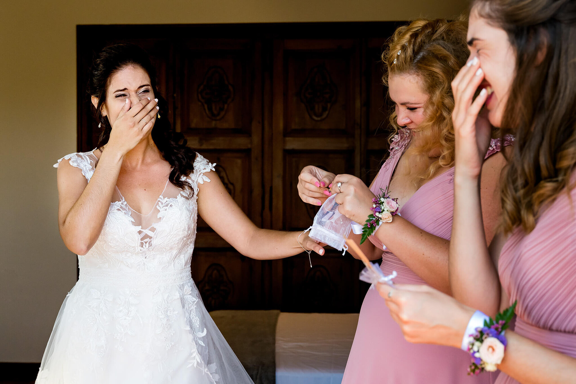 La novia emocionada con sus amigas el día de la boda en Can Macià.