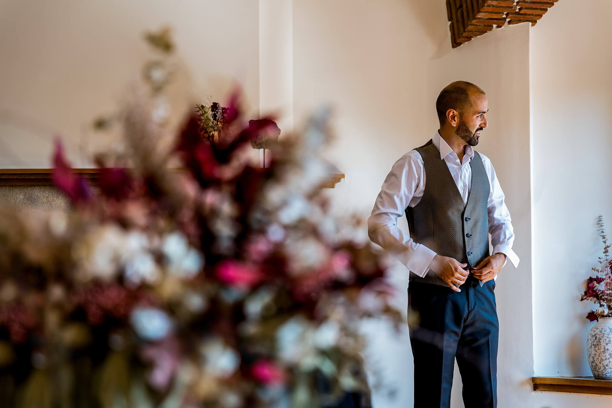 El novio se pone su traje en Can Macià en Igualada.