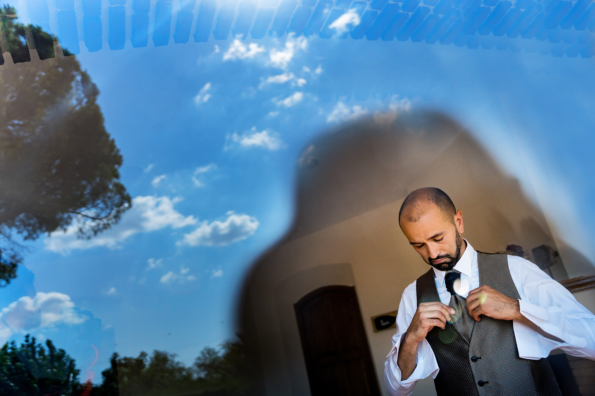 El nuvi es vesteix el dia del casament a Can Macià a Igualada.