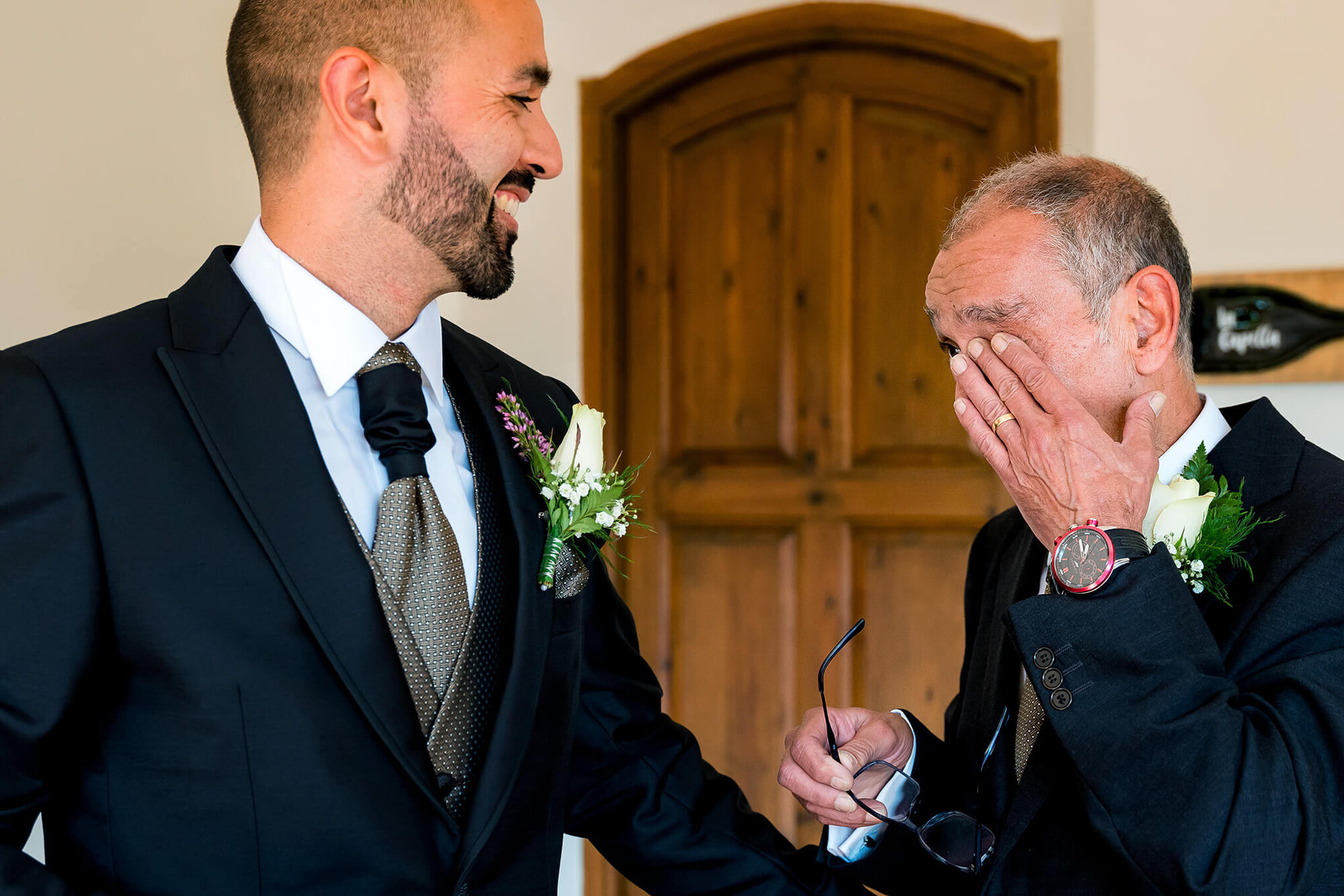 El padre del novio se emociona en la boda en Can Macià en Igualada.