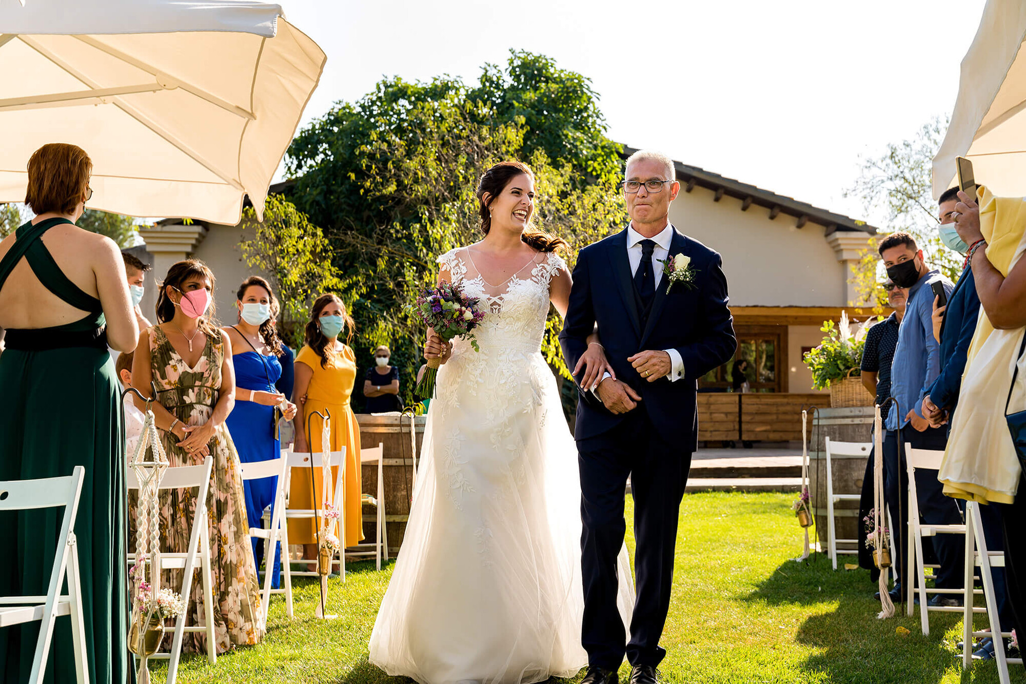 Fotografía de la entrada de la novia en Can Macià en Igualada.