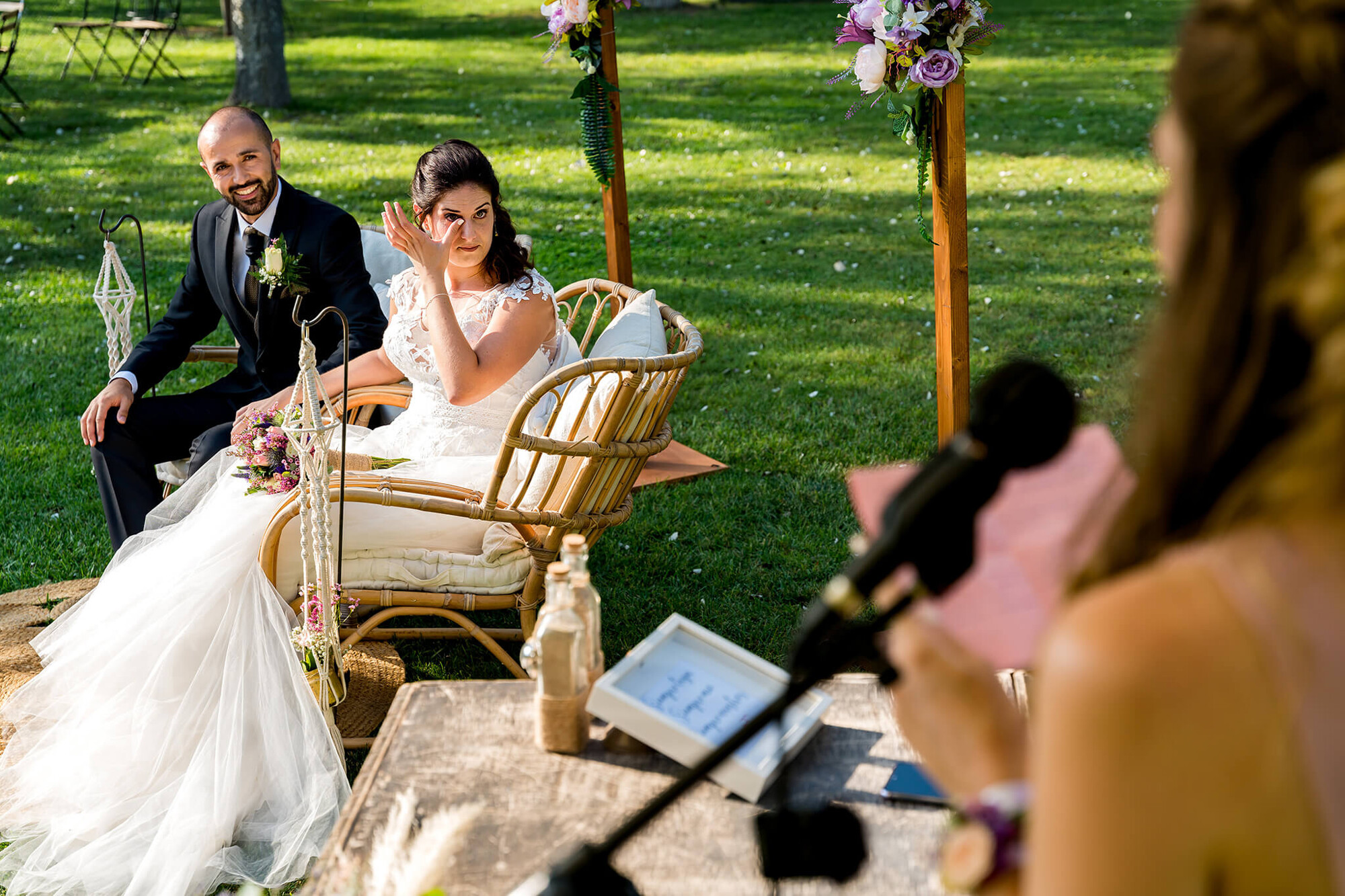 La novia se emociona el día de la boda en Can Macià en Igualada.