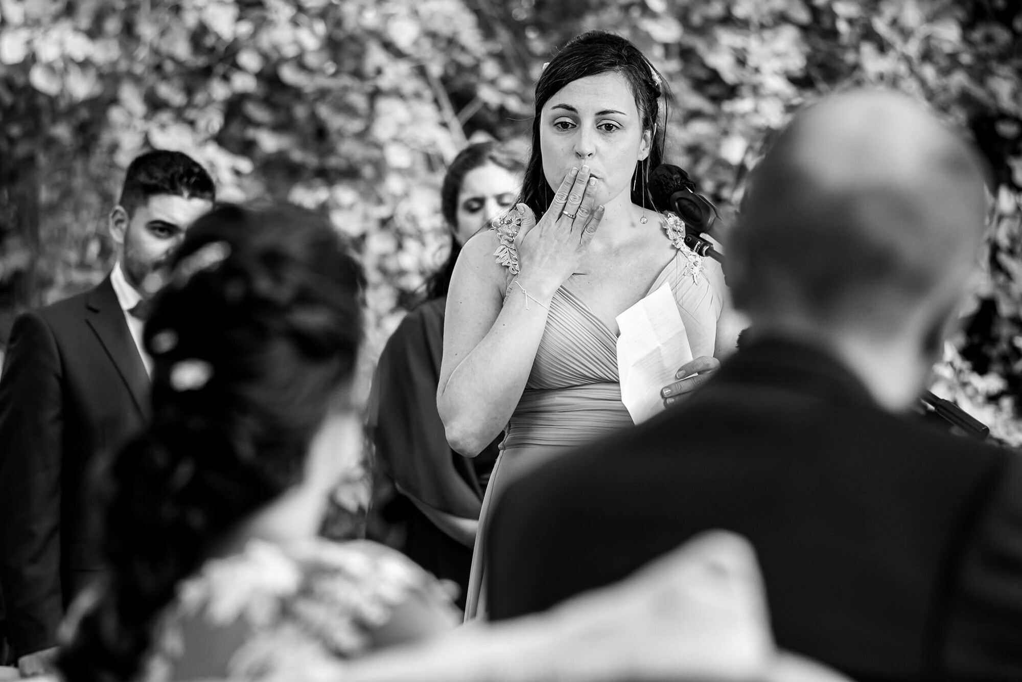 Amiga de la novia lee durante la ceremonia.