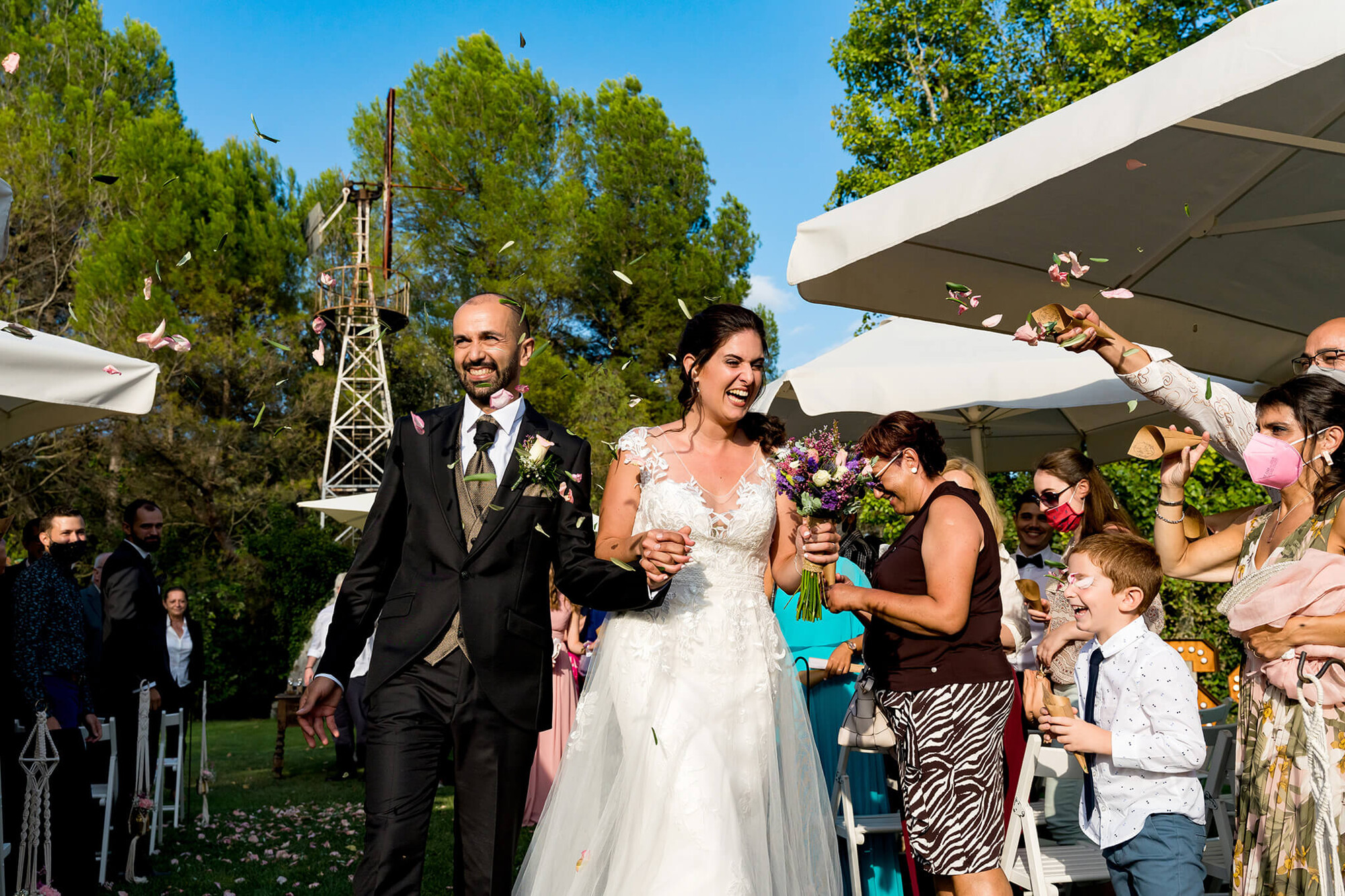 Sortida de la cerimònia de casament a Can Macià a Odena.