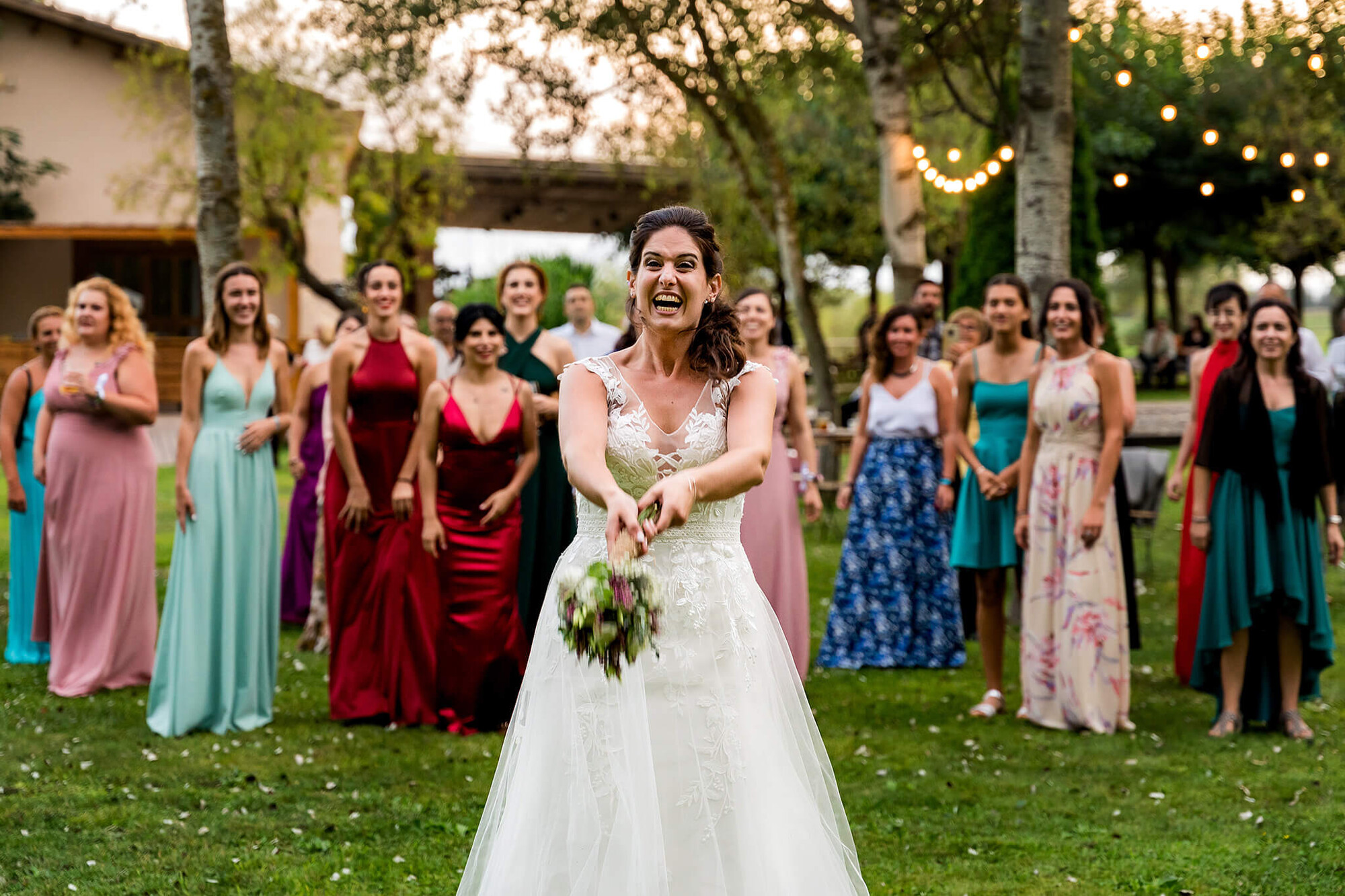 La novia tira el ramo en la boda en Can Macià en Igualada.